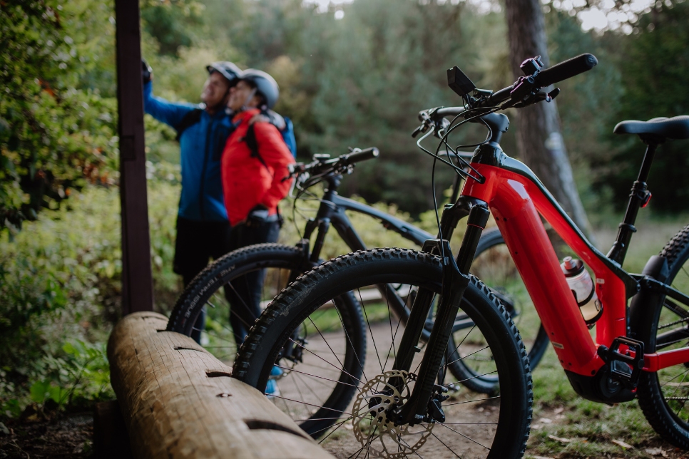 Rowerzyści w górach parkują swoje Ebike